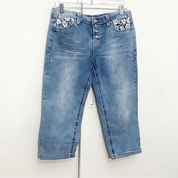 RUE21 crochet accents button fly mid rise Capri crop light wash jeans 9/10 - Picture 2 of 7